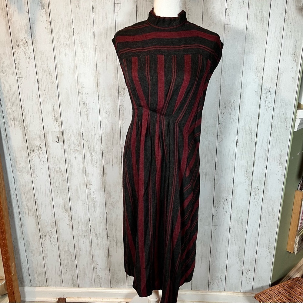 Black and red sleeveless dress, measurements in description